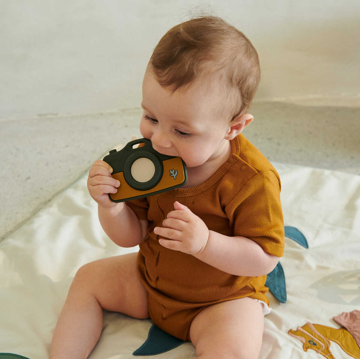 Liewood Spielzeugkamera Steven „Safari : Golden caramel multi mix“ aus Silikon