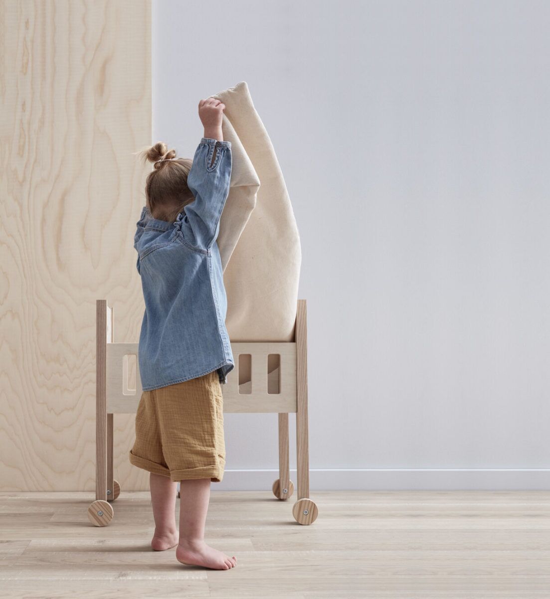 Kids Concept Puppenbett Natur mit Mädchen