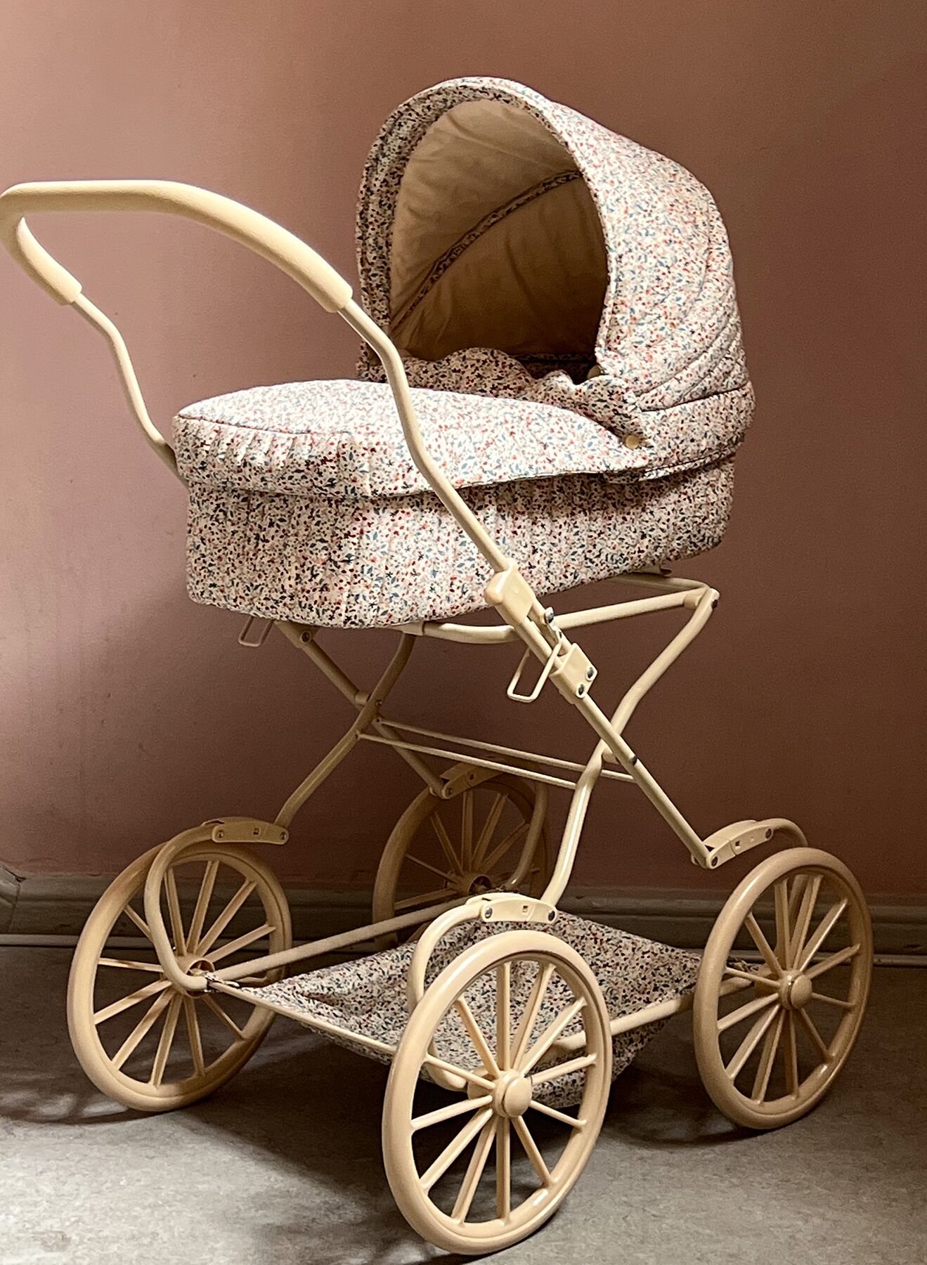 DELISTED Konges Sløjd Puppenwagen „Louloudi“ – Bild 3