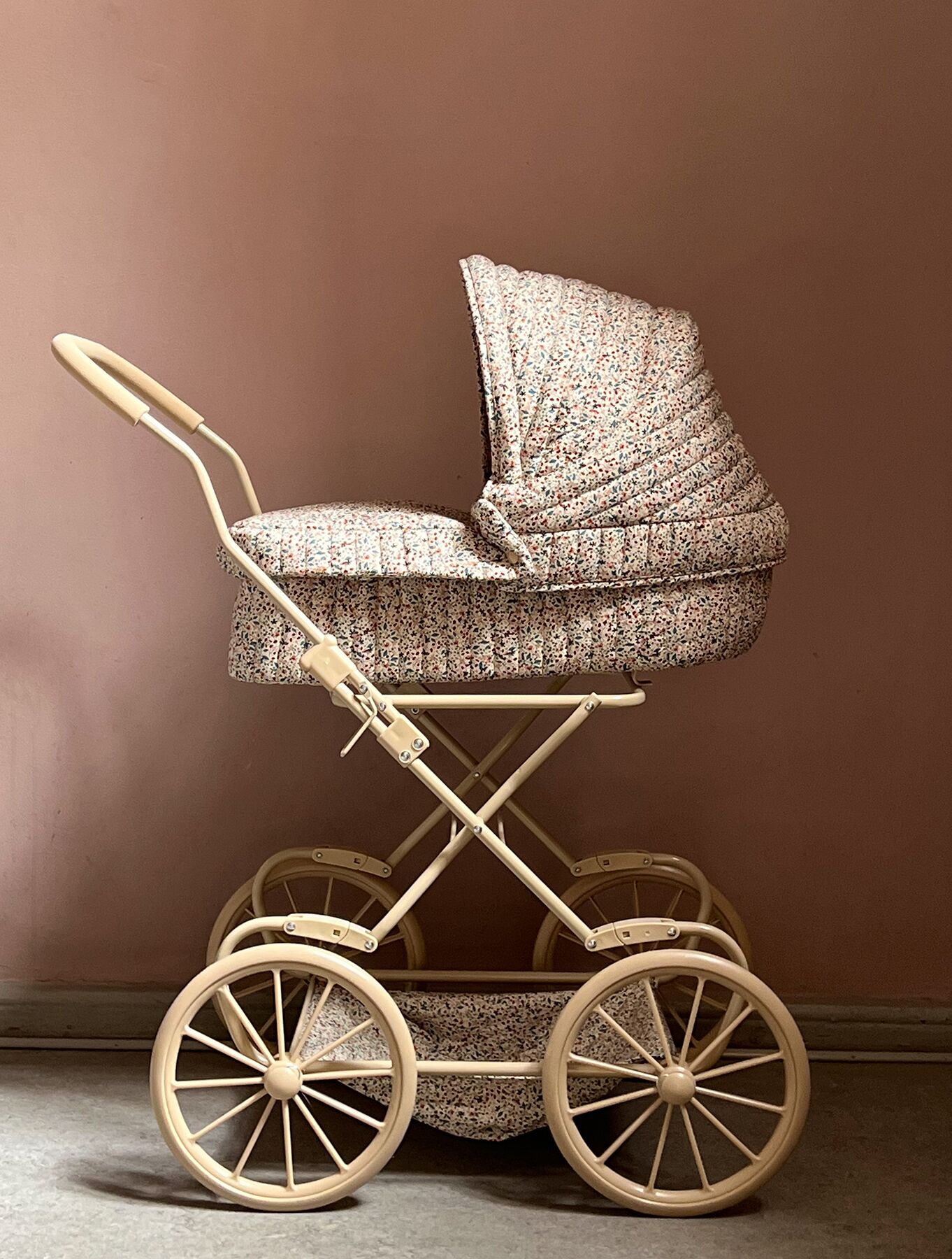 DELISTED Konges Sløjd Puppenwagen „Louloudi“ – Bild 4